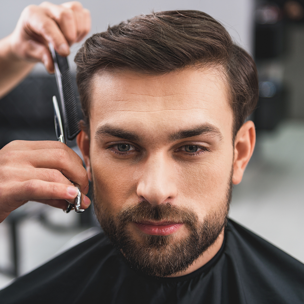 Modne fryzury męskie na zimę 2022/2023. Oto cięcia, które będą królowały w tym sezonie